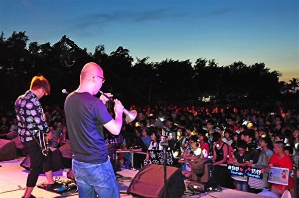 台灣三大海洋音樂盛會之一的東石漁人碼頭海之夏祭,7月12日晚上開幕晚會演唱的熱鬧場景。(嘉義縣政府提供) 台灣三大海洋音樂盛會之一的東石漁人碼頭海之夏祭,7月12日晚上開幕晚會演唱的熱鬧場景。(嘉義縣政府提供)