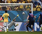 7月12日世界盃季軍戰上，第2分鐘荷蘭隊的羅本為本隊贏得一個點球，由15號範佩西主罰入門，首開紀錄1-0領先巴西。(DAMIEN MEYER/AFP/Getty Images)
