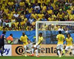7月12日世界盃季軍戰上，荷蘭隊5號佈林德在第17分鐘攻破巴西隊門將塞薩爾的十指関，使荷蘭隊2-0領先。(ODD ANDERSEN/AFP/Getty Images)