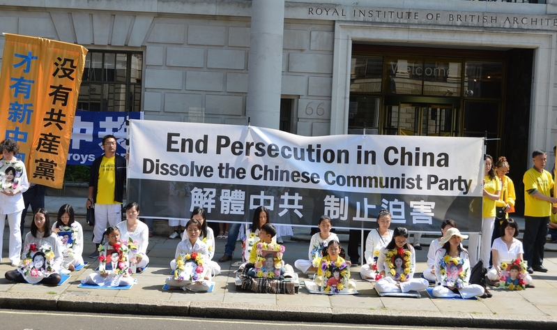 7月12日,英國法輪功學員在倫敦舉行反迫害十五週年遊行。遊行的起點是倫敦中使館。(杜航/大紀元)