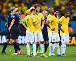巴西时间7月12日晚7点，巴西队以0﹣3的成绩败给荷兰队。巴西队在本届世界杯创下了7场失14球，是参加世界杯84年来最大的失败。图为12日的比赛结束后，穿着黄色球衣的巴西队球员们难掩失望的心情。(Jamie McDonald/Getty Images)