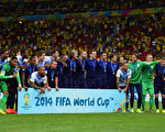 赛后荷兰全队戴上铜牌合影。(Photo by Jamie McDonald/Getty Images)