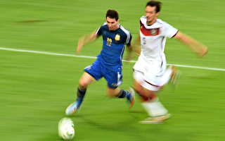 7月13日世界杯决赛中，阿根廷队长梅西带球突破至德国队禁区。（CHRISTOPHE SIMON/AFP)