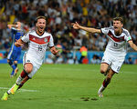7月13日，德國同阿根廷在世界杯決賽的加時賽上，替補上場的格策（左）打入制勝一球。(Jamie McDonald/Getty Images)