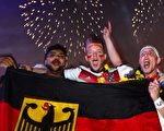 德国队在巴西1-0战胜阿根廷捧起大力神杯，远在首都柏林的德国球迷兴奋异常。(JOHN MACDOUGALL/AFP)