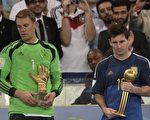7月13日，阿根廷隊在世界杯決賽上以0-1輸給德國隊，梅西在領取國際足聯頒發的金球獎時，面無笑容。(JUAN MABROMATA/AFP/Getty Images)