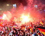 德國14日奪下本屆世界盃足球賽冠軍，為歐洲股市注入強心針。圖為柏林球迷徹夜慶祝。(JOHN MACDOUGALL/AFP)