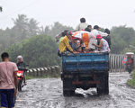 颱風雷馬遜朝菲律賓來勢洶洶，當局15日已疏散東部沿海地區，並下令呂宋島部分地區學校停課。(CHARISM SAYAT/AFP)