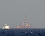 中海油旗下981钻井平台，7月16日突然结束在西沙群岛中建岛、中越争议水域的钻探作业，转至海南陵水外海。图为北京在南海争议水域，设置的钻油平台。(HOANG DINH NAM/AFP/Getty Images)
