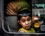 土耳其伊斯坦堡當局禁止敘利亞難民在街頭乞討，圖為2014年6月20日，一名被送上小巴的敘利亞難民望著車外。（BULENT KILIC/AFP/Getty Images）