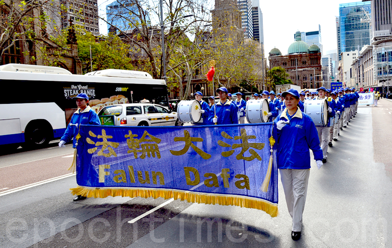 7月17日,悉尼以及部份來自澳洲其它城市的法輪功學員,舉行紀念7.20法輪功反迫害15週年活動。圖為遊行隊伍中的天國樂團(簡玬/大紀元)