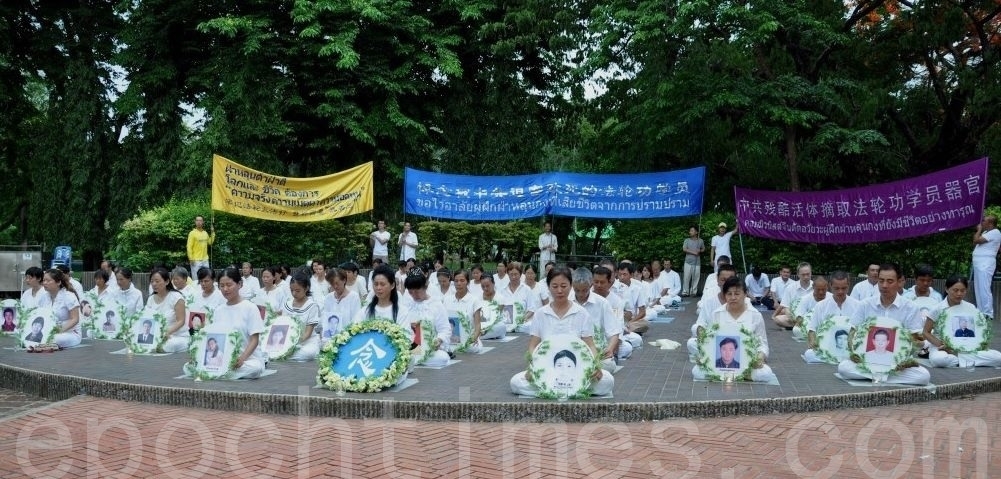 二零一四年七月十三日,泰國法輪功學員在是樂園舉行反迫害集會。(石方/大紀元)