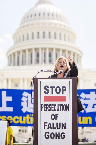 佛羅里達州國會眾議員伊麗娜.蘿斯-萊赫蒂寧(Ileana Ros-Lehtinen)於2014年7月17日在美國首都華盛頓國會山西草坪舉行的集會上演講。(愛德華/大紀元)