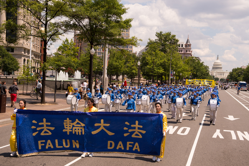 7月17日美國首都華盛頓DC法輪功十五年和平反迫害遊行。(戴兵/大紀元)