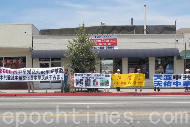 7月12日(星期六),在山谷大道和Del Mar交叉的路口上出現了由退黨義工組成的「勇氣長城」,聲援1千7百萬人三退。(劉菲/大紀元)