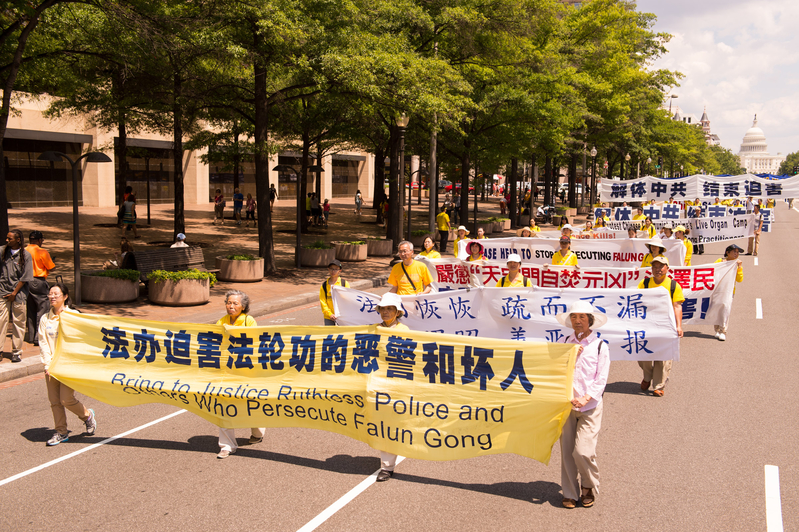 7月17日美國首都華盛頓DC法輪功十五年和平反迫害遊行。(戴兵/大紀元)