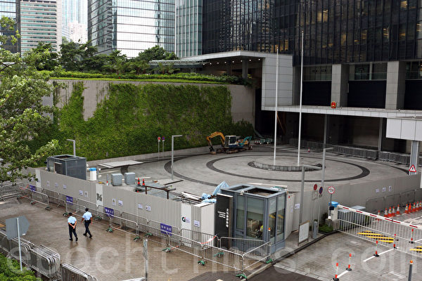 香港政府行政署7月17日突然發出新聞稿,宣佈政府總部東翼對開廣場關閉至8月底,進行加設圍欄工程。(蔡雯文/大紀元) 香港政府行政署7月17日突然發出新聞稿,宣佈政府總部東翼對開廣場關閉至8月底,進行加設圍欄工程。(蔡雯文/大紀元)