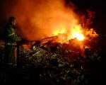 2014年7月17日，馬航MH17航班，在烏克蘭頓涅茨克和盧甘斯克之間的色赫傑爾斯克鎮上空墜毀。圖為消防員正在現場救火。(DOMINIQUE FAGET/AFP/Getty Images)