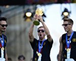 拉姆将大力神杯带回柏林，并在庆祝会上向近50万民众展示冠军奖杯。（ROBERT MICHAEL ROBERT MLCHAEL / AFP）