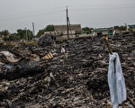 客機墜毀現場的一片焦土，和表示發現有遇難者屍體的白絲巾。(Brendan Hoffman/Getty Images)