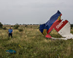 專家分析，擊落民航機可被視為戰爭行為，應予徹底調查，揪出肇事者嚴厲制裁。圖為馬航MH17失事現場遺留的馬航殘骸。(Brendan Hoffman/Getty Images)