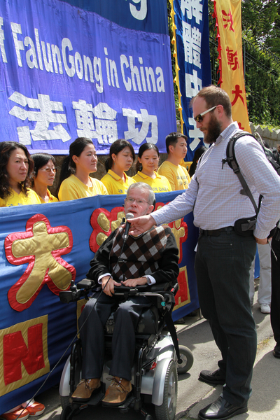 圖:溫哥華前市議員Tim Louis說,「法輪功不是孤立的,我們同他們永遠在一起。讓我們繼續同法輪功站在一起,努力為抵制這場邪惡而抗爭。」(田園/大紀元)