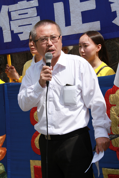 圖:加拿大價值守護聯盟代表李一平先生說:「我們今天對所有的法輪功學員和他們的師父--李洪志先生,表達我們的敬意!」 (田園/大紀元)