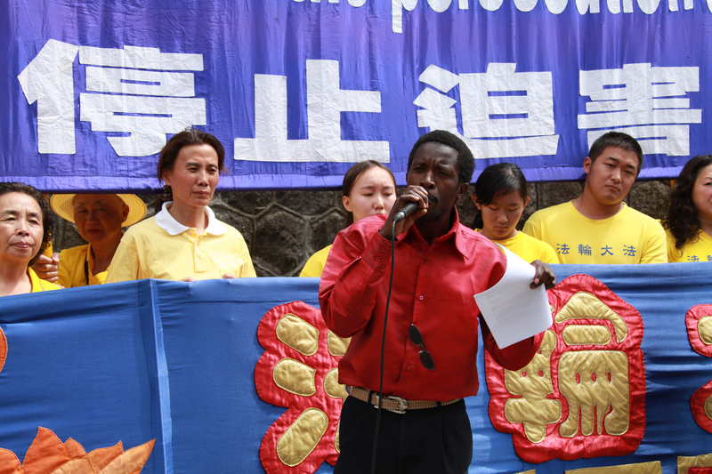 圖:7月18日下午,來自大溫哥華地區的數百名法輪功學員及多個團體在中領館前,呼籲加國政府與民眾制止中共迫害法輪功。(田園/大紀元)