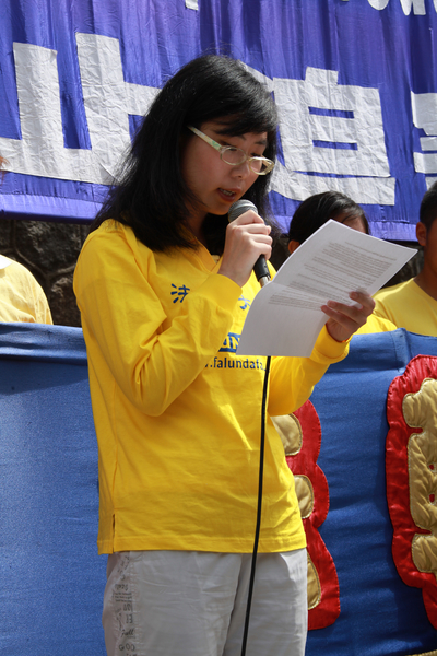 圖:法輪功學員Alice Zhang呼籲加國政府與民眾制止中共迫害法輪功。(田園/大紀元)