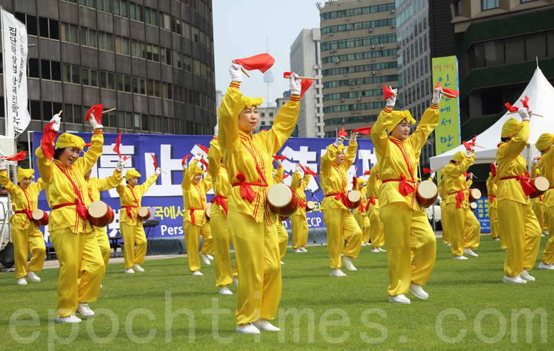 7月20日,來自韓國各地的近千名法輪功學員與韓國各界人士,在首爾廣場舉行集會,紀念法輪功反迫害15週年。呼籲解體中共、結束迫害、法辦元凶。圖為活動現場一角法輪功學員腰鼓隊表演。(全宇/大紀元)