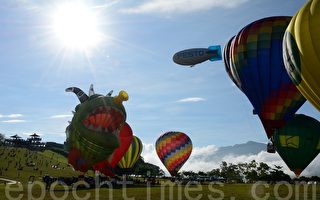 台东热气球吸客 飞行船助阵