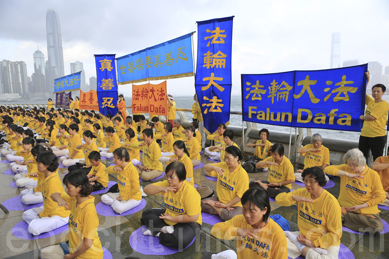 走過15年反迫害歷程,香港法輪功學員一連兩天舉行盛大遊行集會,呼籲「解體中共、結束迫害」。7月20日(星期天)繼續在九龍市中心舉行盛大遊行,呼籲解體中共、結束迫害和法辦元兇。 (余鋼/大紀元)