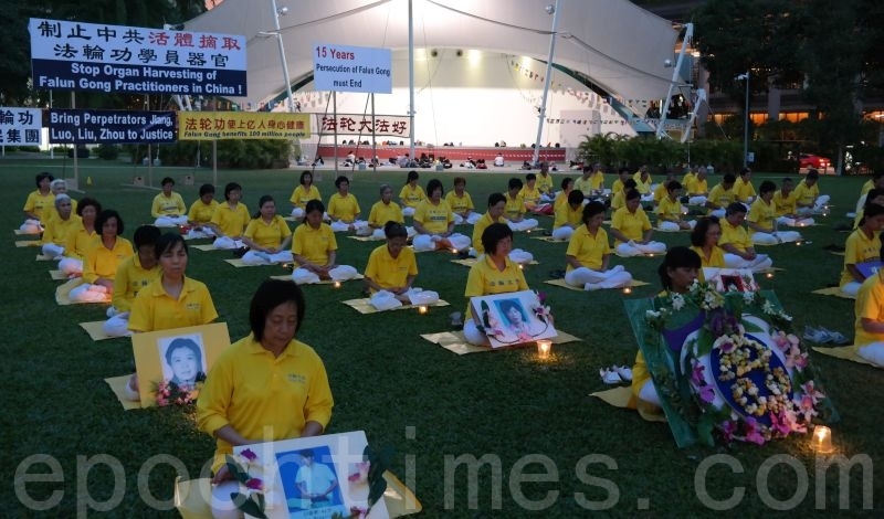 新加坡法輪功學員舉行燭光悼念活動,緬懷被中共迫害致死的大陸同修。