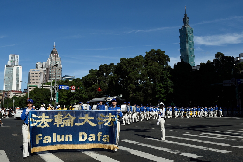 台灣法輪大法學會7月20日在台北舉行「拯救善良 結束迫害」大遊行,法輪功學員從101大樓出發,要求結束迫害法輪功。(攝影:孫湘詒/大紀元)