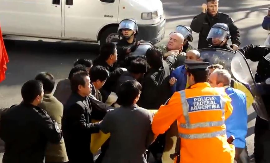 7月18日,當習近平車隊經過時,兩名男法輪功學員拉起了一幅大橫幅衝到馬路邊向車隊展示,然而不到10秒鐘,十幾名華人惡徒一湧而上,再次當眾搶奪橫幅,場面混亂,有人在衝突中倒地。(大紀元)