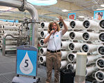 圣塔克拉拉水务局经理耶兹曼介绍净水的原理。（龚薇薇/大纪元）