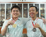 台中一中高二科學班學生許力天（左）及陳博彰（右），參加2014國際生物奧林匹亞及資訊奧林匹亞競賽，分別摘下金、銀牌。（黃玉燕/大紀元）