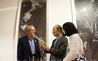 圖：因拍攝長城而著名的中國攝影家陳長芬7月19日開始在美國聖地亞哥舉行《長城》攝影展。圖為他（中）通過翻譯和西人觀眾、攝影愛好者Michael Murphy（左）交談。（楊婕／大紀元）