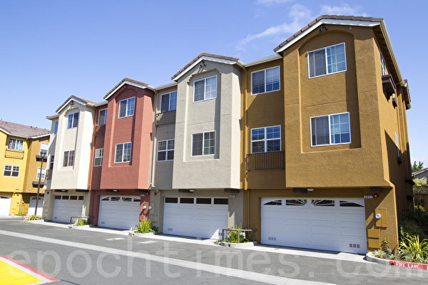 Lunare 聯排房(Townhouse)的屋後車庫入口。(攝影:李歐/大紀元) Lunare 聯排房(Townhouse)的屋後車庫入口。(攝影:李歐/大紀元)