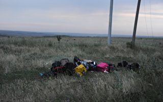 翻空難死者遺物  英記者道歉