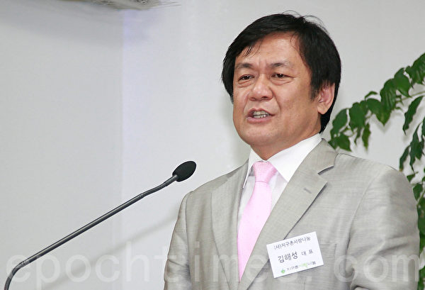 韩国最大规模的移居民非营利支援团体——“地球村爱心分享”的代表金海性,是首尔“外国劳工专门医院”创办者。他在建院10周年庆祝会上发表演讲。(全宇/大纪元) 韩国最大规模的移居民非营利支援团体——“地球村爱心分享”的代表金海性,是首尔“外国劳工专门医院”创办者。他在建院10周年庆祝会上发表演讲。(全宇/大纪元)