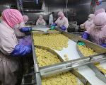 7月20日上海福喜食品公司的员工在生产作业的情景。次日发生在这家为肯德基、麦当劳等快餐供货的食品公司身上的“过期肉”事件，引发外界对中共的指责。(AFP)