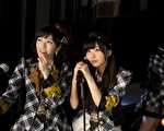 《AKB48光荣时刻》剧照：2014年总选冠军渡边麻友（左）、2013年总选冠军指原莉乃（右）。（天马行空提供）