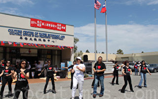 部分排舞协会会员在华运会南湾圣火点燃仪式上表演排舞。（刘凡迪/大纪元）