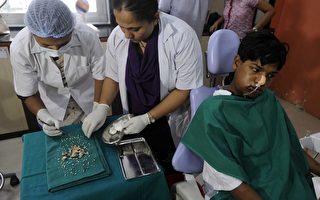 印度少年下顎腫 醫拔出232顆牙