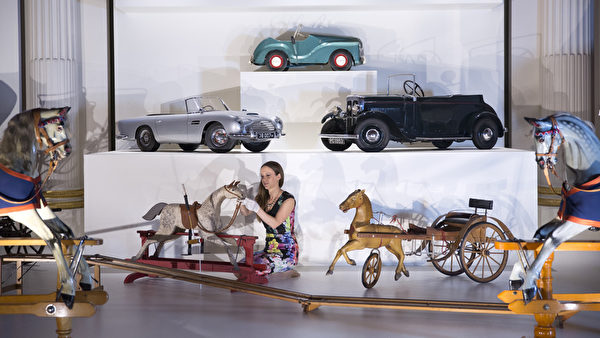 英皇家收藏基金會策展人安娜.雷諾茲在佈置王室玩具車展區的展品。(Oli Scarff/Getty Images) 英皇家收藏基金會策展人安娜.雷諾茲在佈置王室玩具車展區的展品。(Oli Scarff/Getty Images)