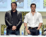 “蝙蝠侠”本·阿弗莱克与“超人”亨利·卡维尔出席华纳兄弟《蝙蝠侠 vs 超人：正义曙光》宣传会。（Kevin Winter/Getty Images）