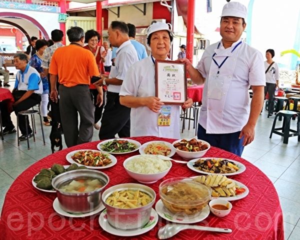競技奪冠的新味小館,大廚展示奪冠的客家創意料理。(陳文敏 /大紀元) 競技奪冠的新味小館,大廚展示奪冠的客家創意料理。(陳文敏 /大紀元)
