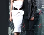 2013年6月4日，安吉麗娜•朱莉在進行預防性雙乳腺切除術後，與布拉德•皮特恩愛亮相《末日之戰》柏林首映禮。（Andreas Rentz/Getty Images for Paramount Pictures）