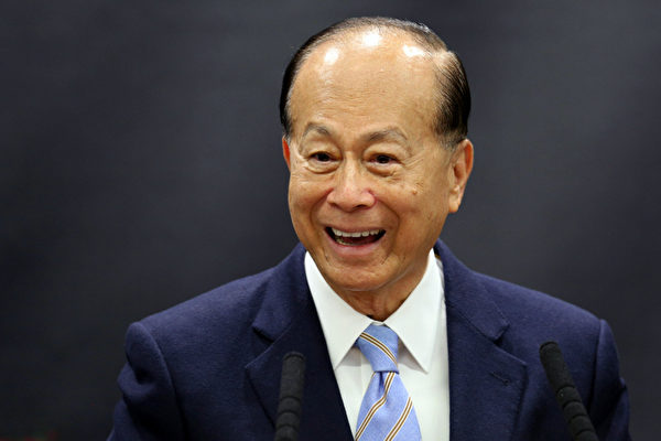 自去年8月至今1年来,亚洲首富李嘉诚家族已经出售了大陆、香港接近200亿的资产。今年8月,李嘉诚旗下上市公司亚腾,有意将上海盛邦国际大厦出售予新加坡基金Alpha,交易价为15.4亿元;这一消息再次触动中共神经,被官媒批评继续唱淡中国房地产。(OLI SCARFF / POOL / AFP) 自去年8月至今1年来,亚洲首富李嘉诚家族已经出售了大陆、香港接近200亿的资产。今年8月,李嘉诚旗下上市公司亚腾,有意将上海盛邦国际大厦出售予新加坡基金Alpha,交易价为15.4亿元;这一消息再次触动中共神经,被官媒批评继续唱淡中国房地产。(OLI SCARFF / POOL / AFP)